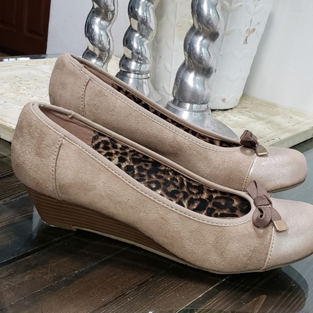 STEVE MADDEN "UMA" SUEDE LOW WEDGE SIZE 7.5M